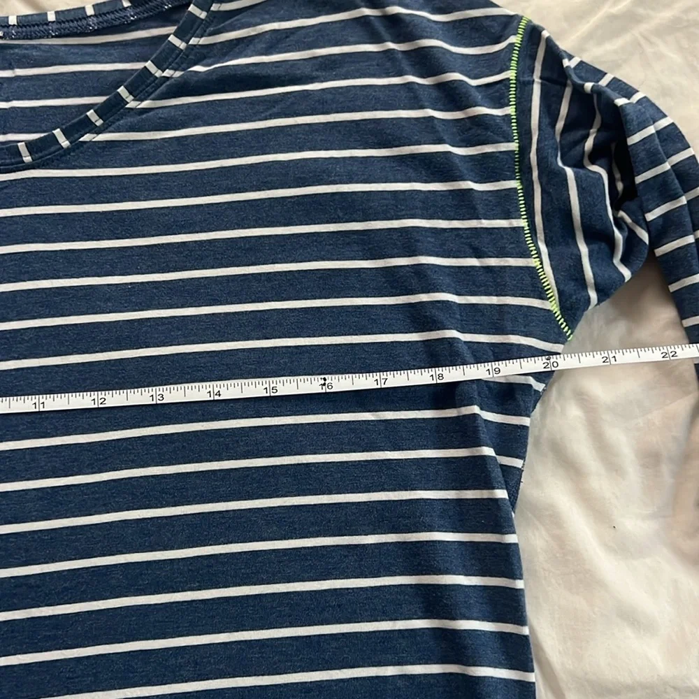 Lululemon weekend Long Sleeve Shirt - Picture 5 of 7